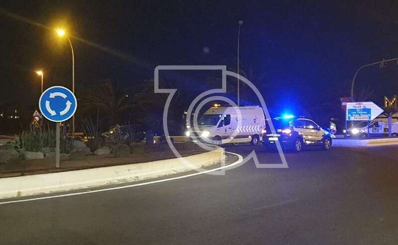 Ambulancia, bomberos y policía Local, en el lugar del siniestro (Foto TA)